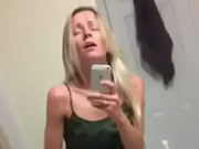 金髮外國妞洗手間玩自拍